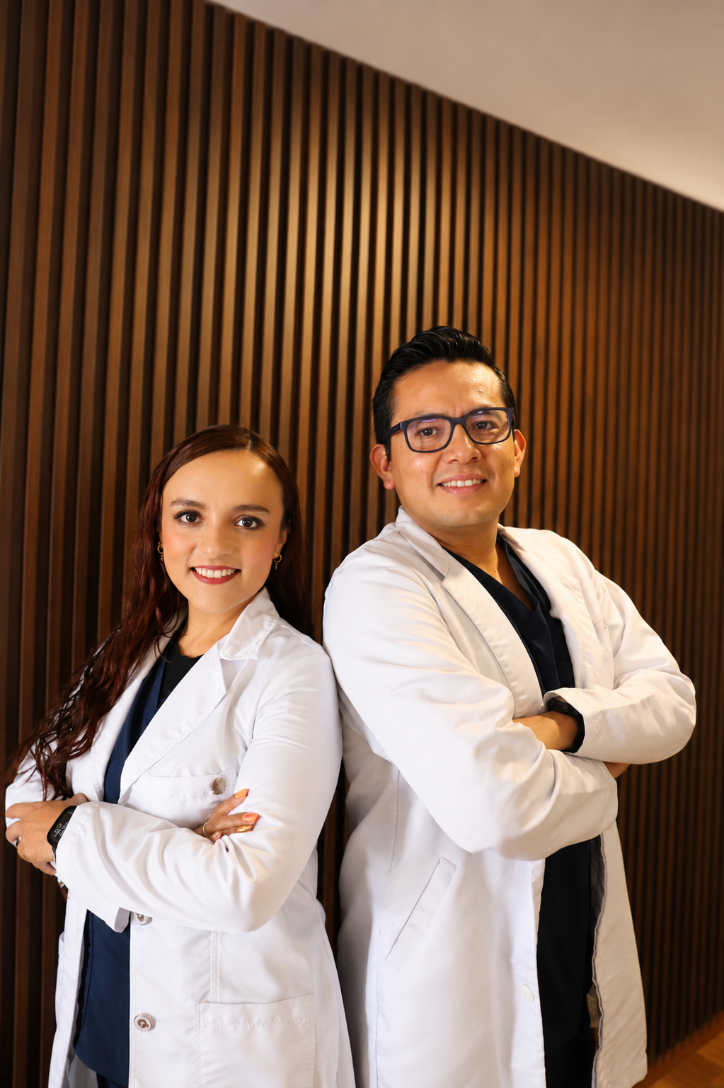 Dr. Joel Pacheco y Dra. Sandra Trejo, equipo médico de INTERNA CARE